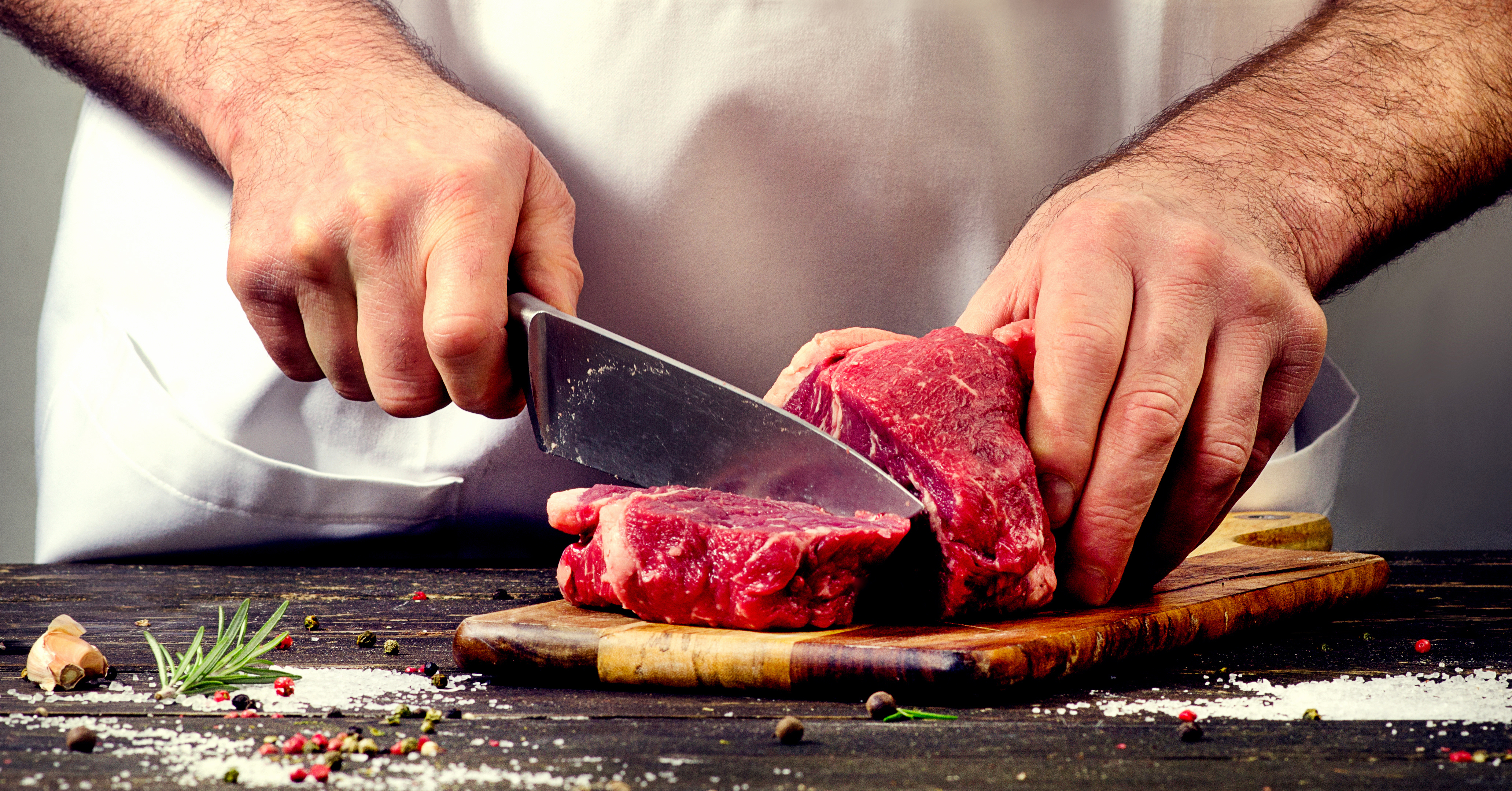 Man snijdt rundvlees vlees